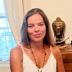 Découvrez Agnès Humbert, praticienne en thérapies brèves, hypnose, EMDR, EFT, transgénérationnel et accompagnement spirituel à Paris et en visio.